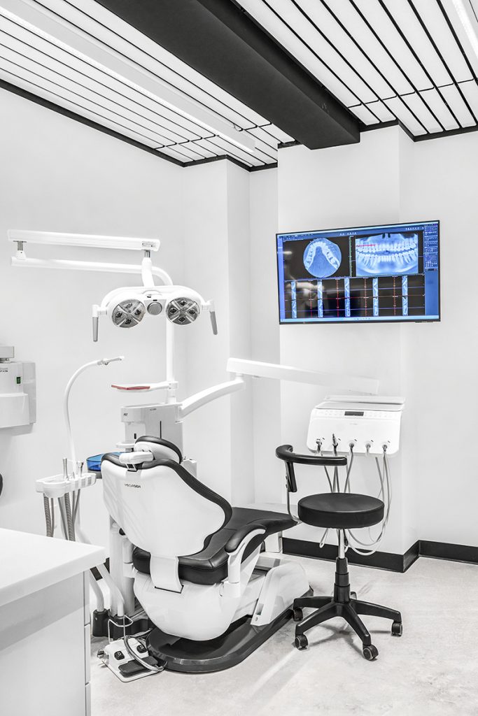 NYC Dentistry Center Surgery Area With Screen Display